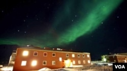 A photo of polar lights in the sky above China's Yellow River Station research building in Ny-Alesund, Norway, as published by Chinese state news agency Xinhua. The image is dated March 10, 2008, but VOA could not verify its authenticity.
