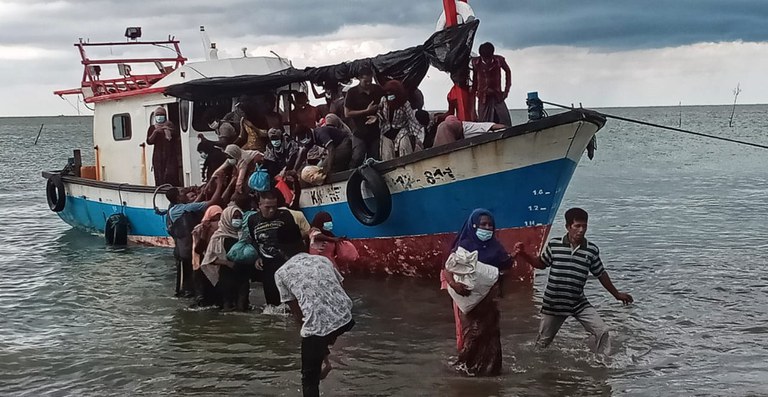 women boat.jpeg women boat.jpeg