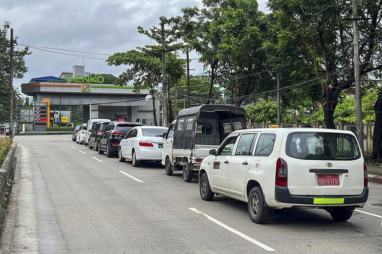 Amid shortages and price spikes, drivers line up for fuel in Yangon, Myanmar, on Aug. 12, 2022. Credit: RFA