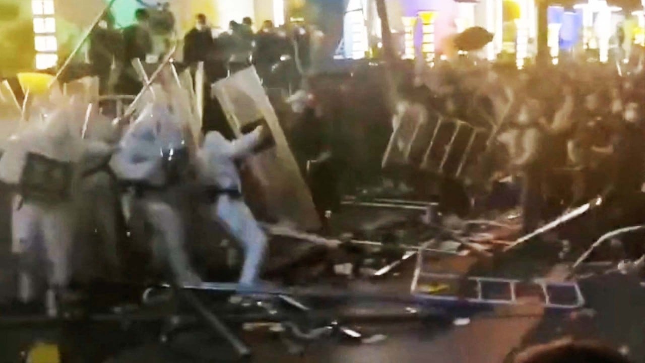 iPhone 14 delays expected after days of violent protests at Foxconn Zhengzhou factory