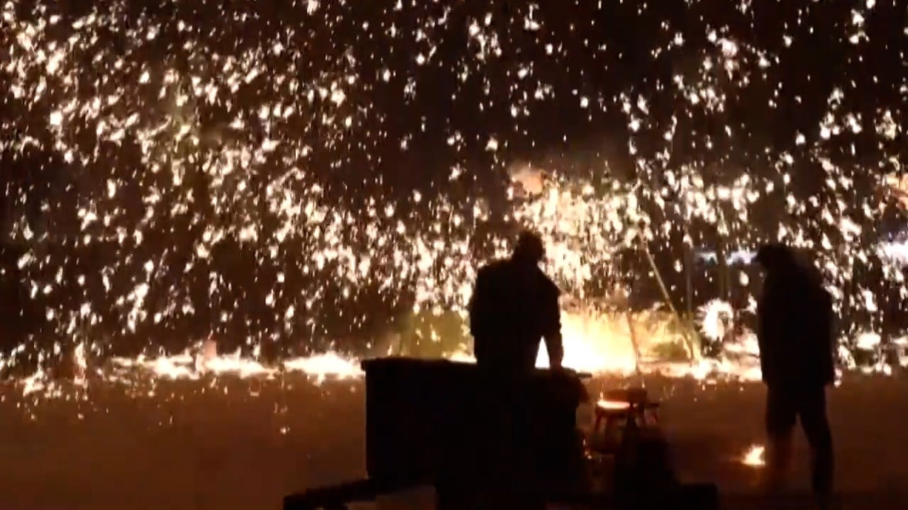 Molten iron show celebrates Lantern Festival in Beijing