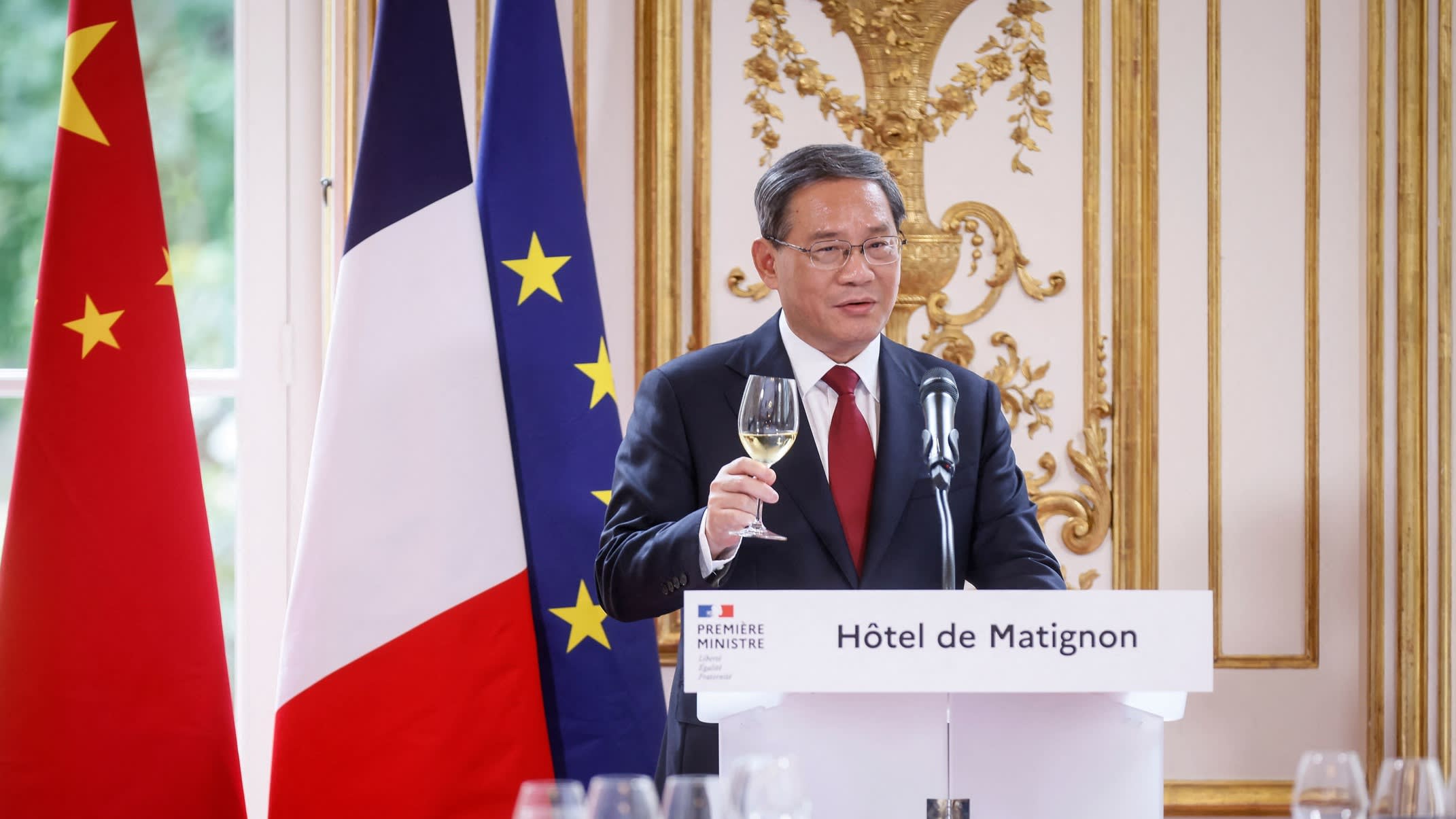 Li Qiang offers a toast during a working lunch with the French prime minister in Paris