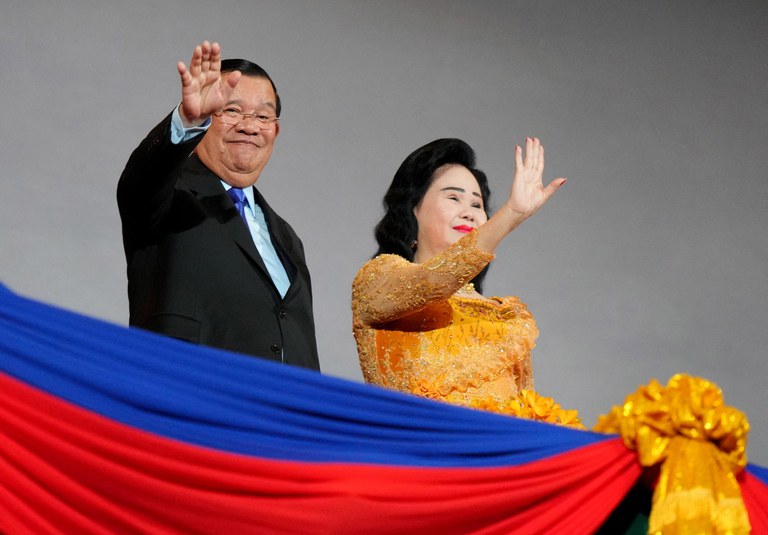 ENG_KHM_HunSenMeta_0629202303_.jpg Cambodian Prime Minister Hun Sen and his wife Bun Rany wave during the Southeast Asian Games Closing Ceremony in Phnom Penh, Cambodia May 17, 2023. Credit: Cindy Liu/Reuters