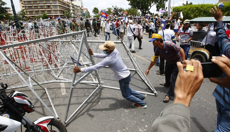 ENG_KHM_CambodiaElectionCurtainRaiser.6.jpg ENG_KHM_CambodiaElectionCurtainRaiser.6.jpg