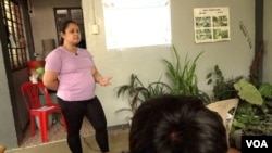 Jomarie Oliva, runs sex education workshops for teenagers that include discussions about contraceptives. Oliva is a community mobilizer for Likhaan Center For Women's Health. (Dave Grunebaum/VOA)