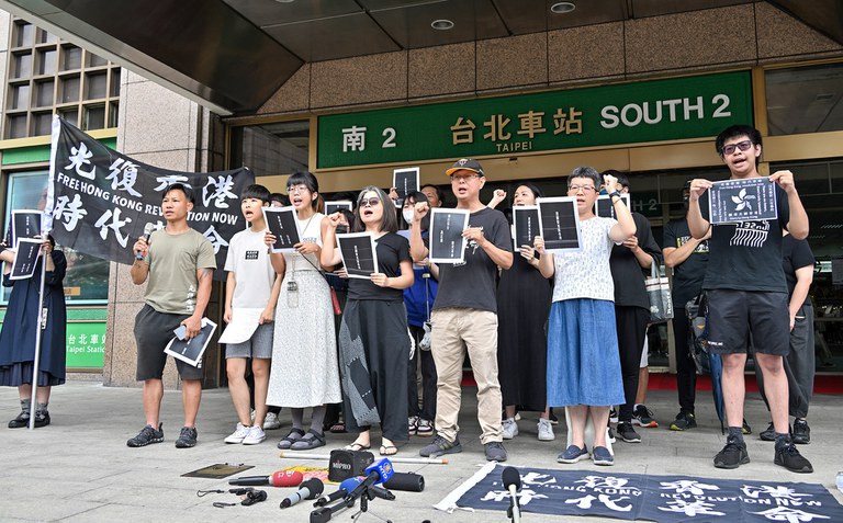 ENG_CHN_HKGlory_07282023.2.jpg Dozens of people sing “Glory to Hong Kong” outside the main railway station in Taipei, Taiwan, on June 6, 2023, to mark the fourth anniversary of the start of the 2019 mass protest movement. Credit: Zhong Guangzheng
