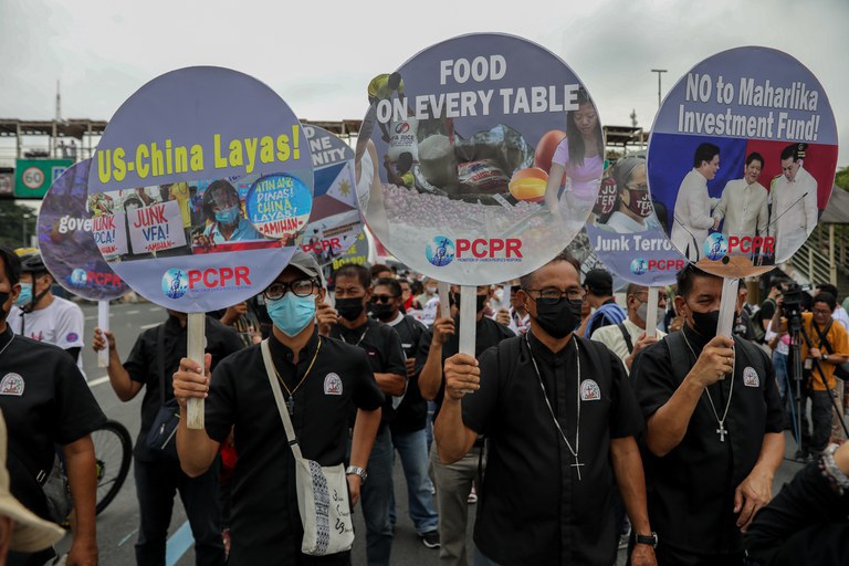 marcos3.jpg Protesters march to the House of Representatives in Metro Manila, where President Ferdinand Marcos Jr. delivered his State of the Nation Address, July 24, 2023. Credit: Basilio Sepe/BenarNews