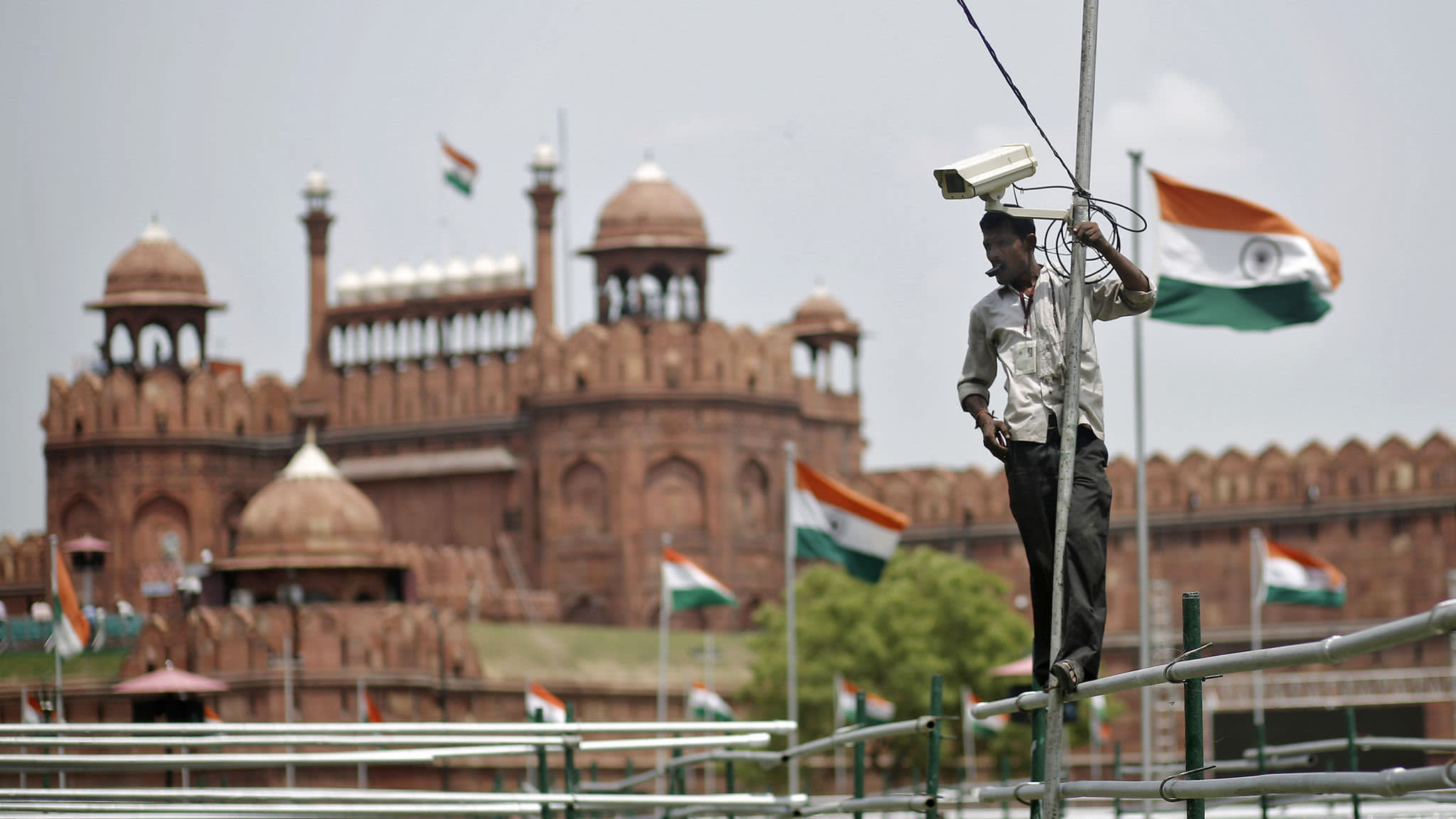 A worker installs a security camera in front of the historic Red Fort on the eve of India's Independence Day celebrations in Delhi August 14, 2014. Indian Prime Minister Narendra Modi will address the nation on Friday from the fort to mark India's Independence Day. REUTERS/Anindito Mukherjee (INDIA - Tags: ANNIVERSARY) - GM1EA8E1EM401