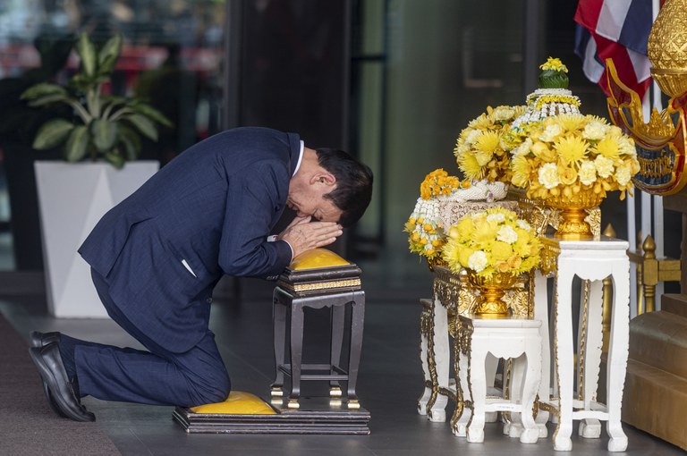 thai3.jpg Thaksin Shinawatra kneels before a portrait of the king and queen at the Mjets private terminal at Don Mueang International Airport, Aug. 22, 2023. Credit: Thai News Pix/BenarNews