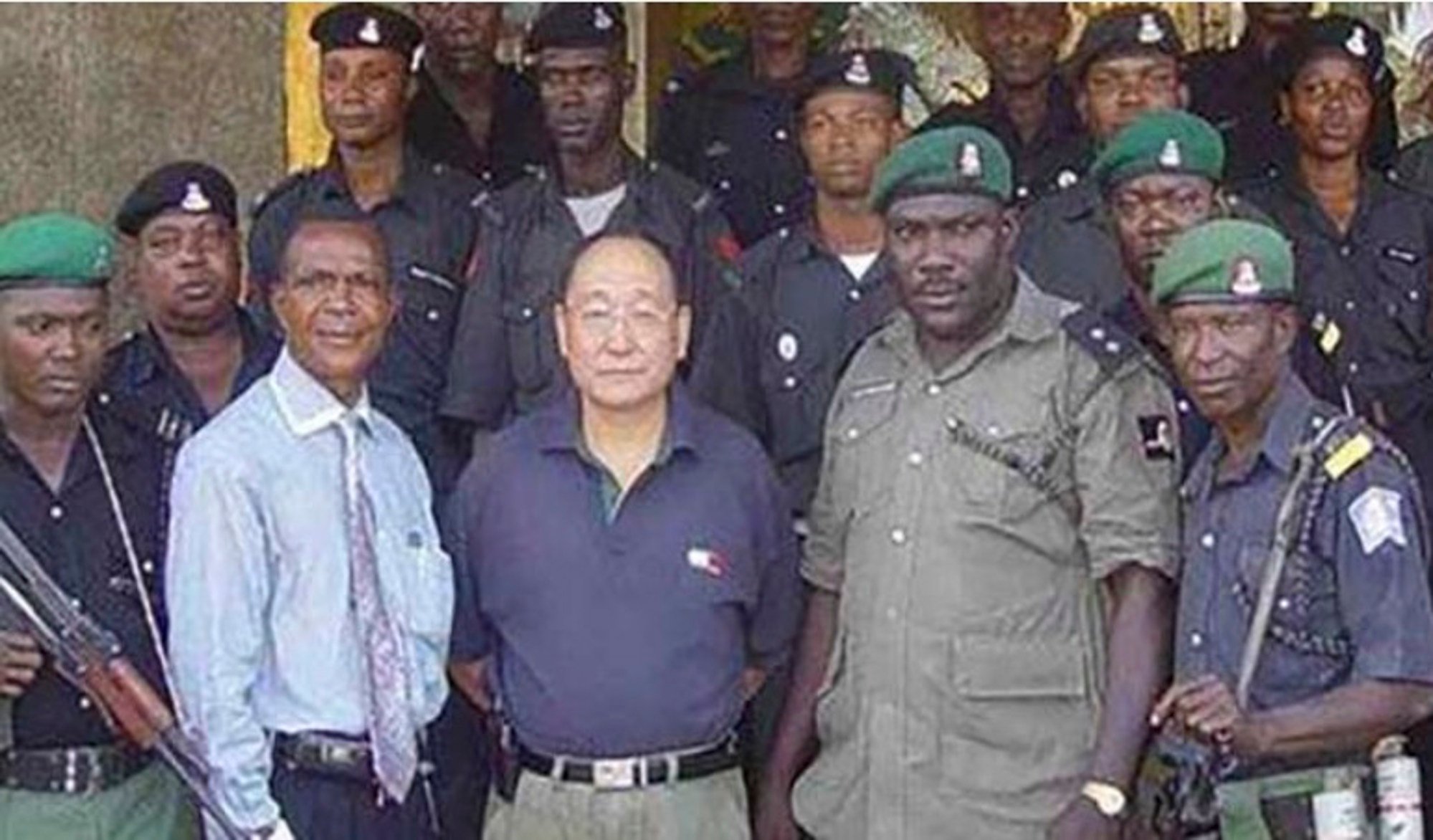 Hu (centre) in an undated photo with then Nigerian president Olusegun Obasanjo (third left). Photo: News.ynet.com