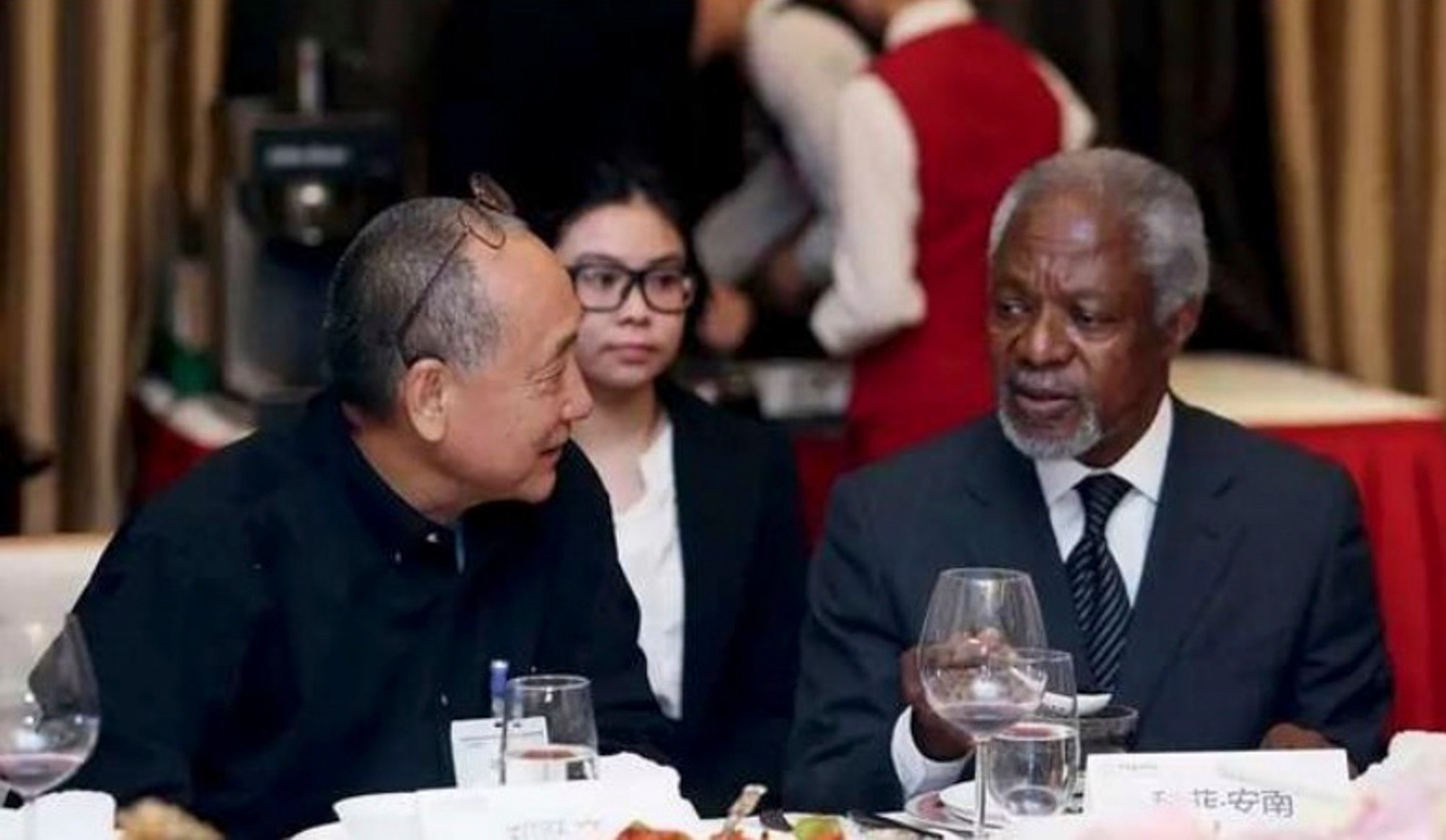 Hu talks to former UN Secretary General Kofi Annan in Beijing in April 2015. Photo: Inewsweek.cn
