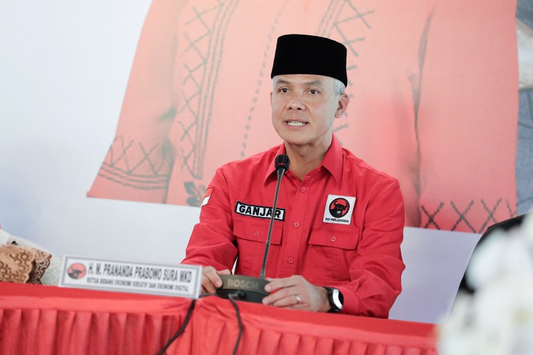benar3.jpg Ganjar Pranowo, the Central Java governor who is the candidate of the Indonesian Democratic Party of Struggle (PDIP) in the 2024 presidential election, delivers a speech during the PDIP meeting at Batu Tulis palace in Bogor, Indonesia, April 21, 2023. Credit: Jafar Umar Zaman/Handout via Reuters