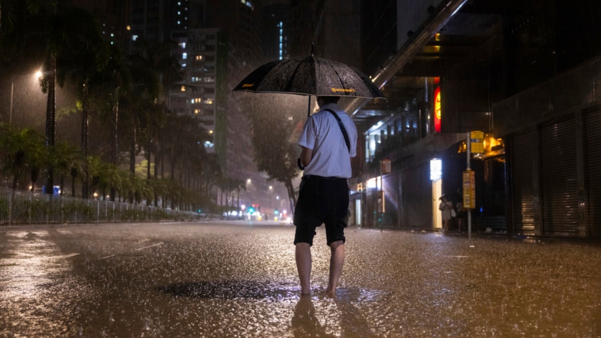 2 Dead, Hundreds Evacuated in Hong Kong Flooding 1 2 dead hundreds evacuated in hong kong flooding 1