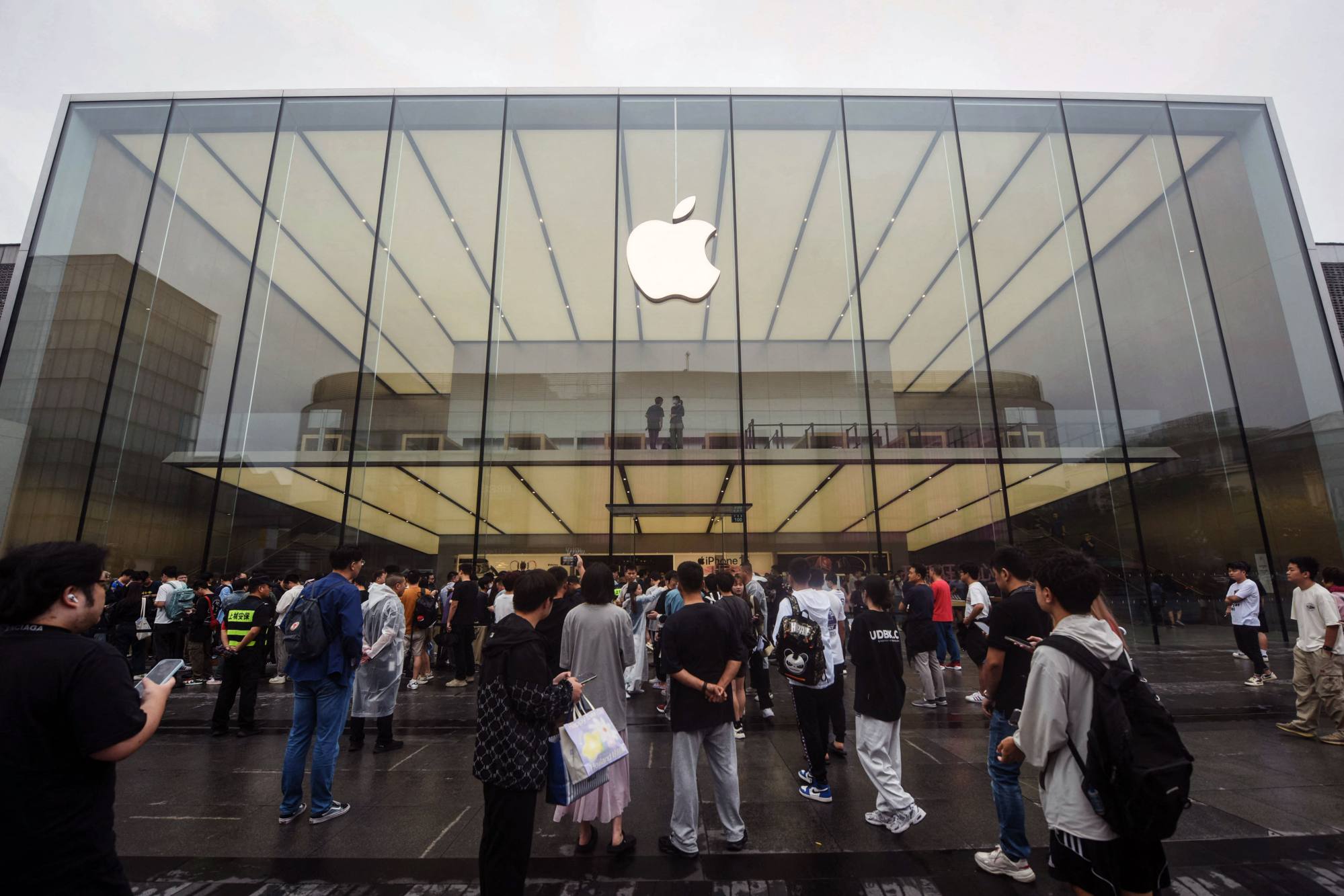 Lines formed outside an Apple store on Friday in Hangzhou, in China’s eastern Zhejiang province. Photo: AFP