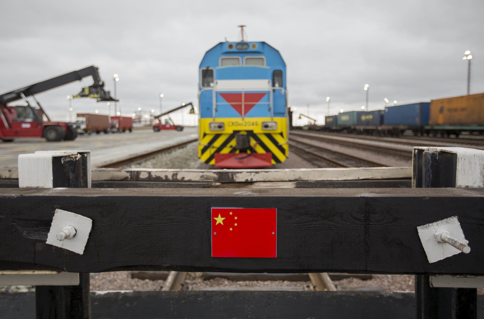 A Chinese flag marking a railway linked to China is seen in front of a train at the Khorgos border crossing point, east of the country’s biggest city and commercial hub Almaty, Kazakhstan, in October 2015. Photo: Reuters belt and road initiative kazakhstan shows how to meet china on its own terms 2