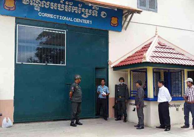 ENG_KHM_PrisonerTransfer1_09292023.jpg People wait at an entrance to Prey Sar Prison on the outskirts of Phnom Penh, Cambodia, in an undated file photo. Credit: RFA/Uon Chhin