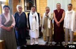 Tibetan parliamentarians in exile met two former Chief Ministers of Jammu and Kashmir Farooq Abdullah and Vice President Omar Abdullah at their residence in Srinagar. (Wasim Nabi for VOA)