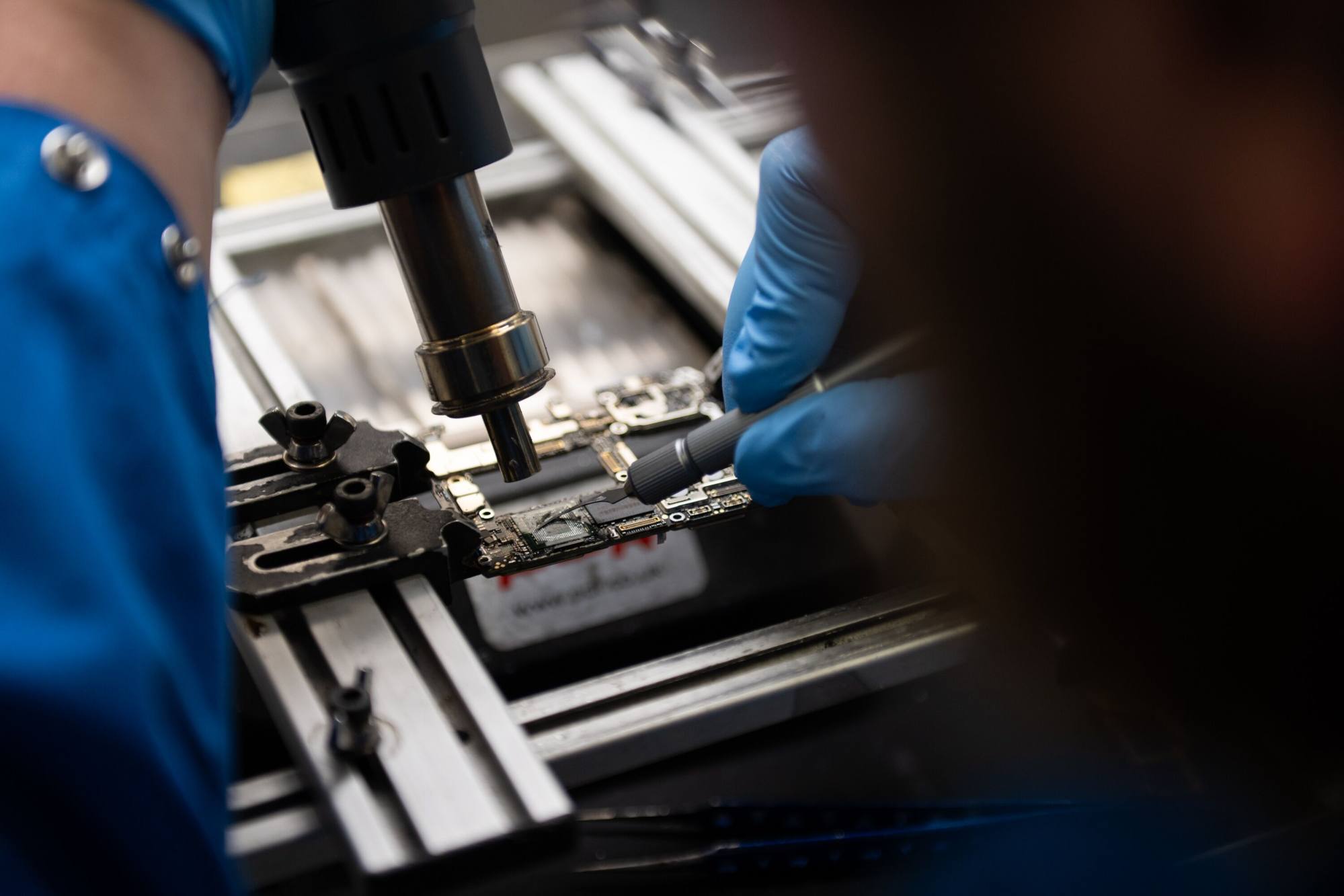 A specialist removes a Kirin 9000s chip from a Huawei Technologies Co. Mate 60 Pro smartphone in Ottawa, Ontario, Canada. Photo: Bloomberg