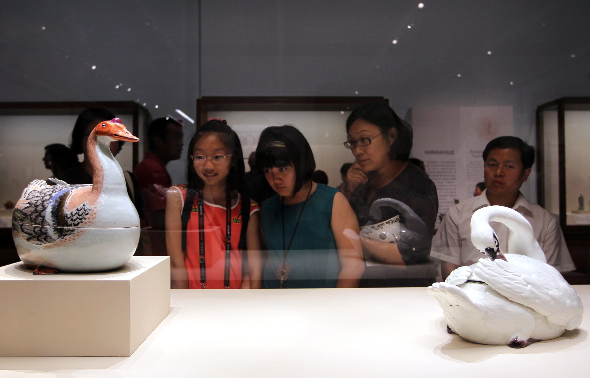Visitors admire two goose-shaped tureens from the Qing dynasty at an exhibition in the National Museum of China in Beijing in 2012. The Chinese ceramics are from the collections of the British Museum and the Victoria and Albert Museum. Photo: Simon Song if the british museum isnt taking good care of relics chinese want theirs back 1