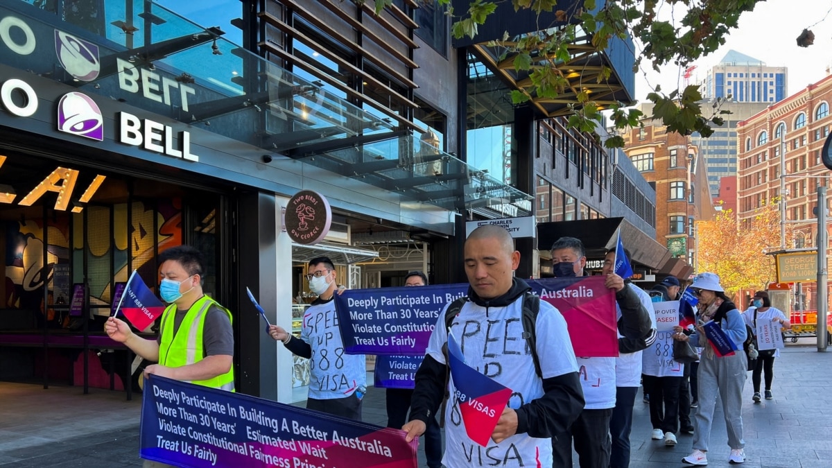 Protesters Urge Compassion for Migrants Left in Limbo in Australia 1 protesters urge compassion for migrants left in limbo in australia 1