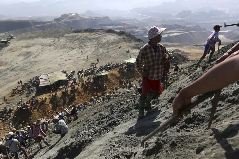 ENG_BUR_LandslideDeaths_09012023.5.JPG Miners search for jade at a Hpakant mine dump in Kachin state, Myanmar, Nov. 25, 2015. Credit: Soe Zeya Tun/Reuters