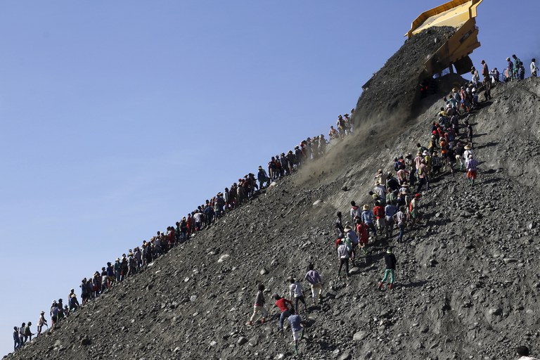 ENG_BUR_LandslideDeaths_09012023.3.JPG Miners search for jade at a Hpakant mine dump in Kachin state, Myanmar Nov. 25, 2015. Credit: Soe Zeya Tun/Reuters