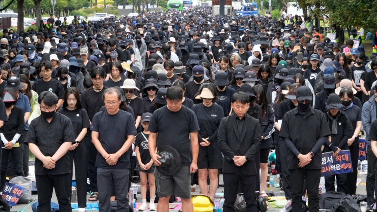 South Korean Teachers Rally for Legal Protection From Abusive Parents 1 south korean teachers rally for legal protection from abusive parents 1