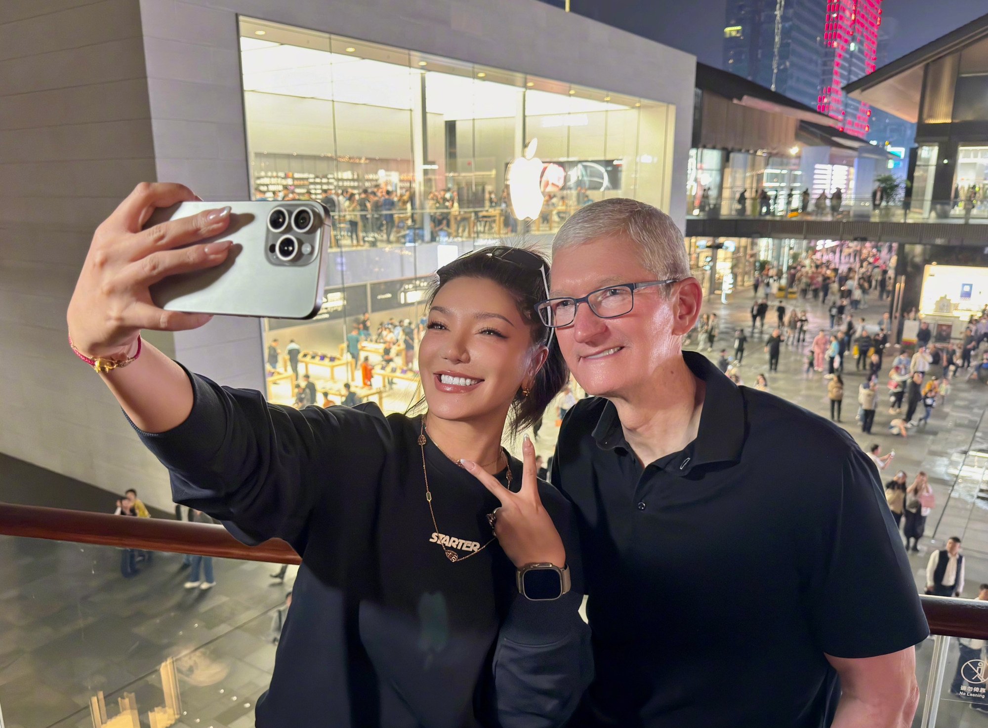 Apple chief executive Tim Cook takes a selfie with Chinese singer Vivi Jiang Yingrong outside an Apple Store in Chengdu, capital of southwestern Sichuan province, during his latest visit to China last week. Photo: Weibo