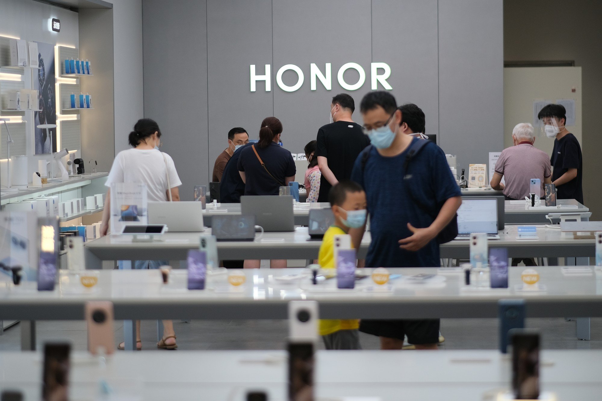 Shoppers are seen inside one of Honor’s smartphone retail stores in mainland China. Photo: Shutterstock china smartphone shipments continue decline in third quarter as former huawei mobile brand honor reclaims top vendor ranking 1