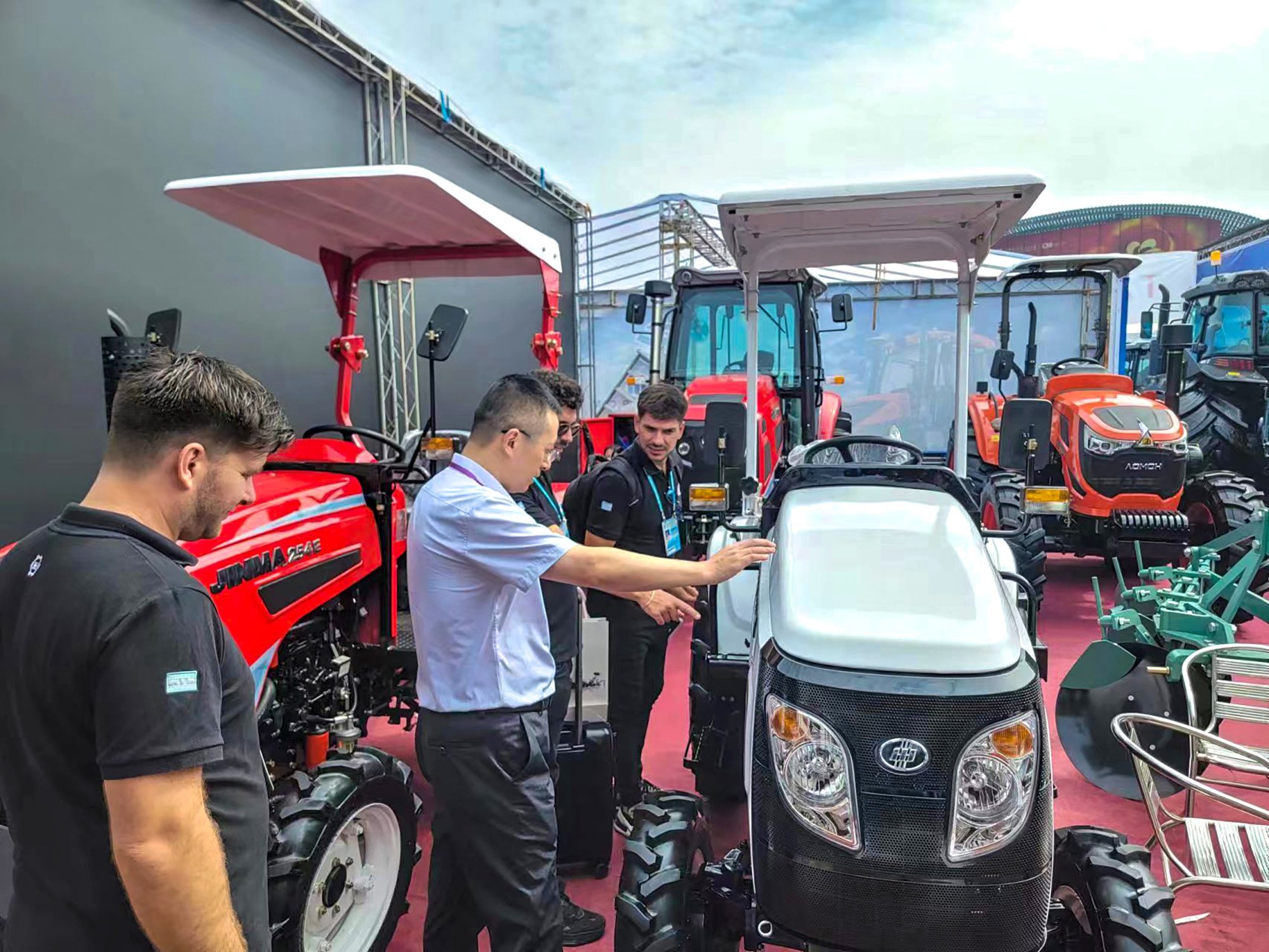 Mark Lu, deputy general manager of Yueda Intelligent Agricultural Equipment, shows his company’s tractors at the Canton Fair. Photo: He Huifeng