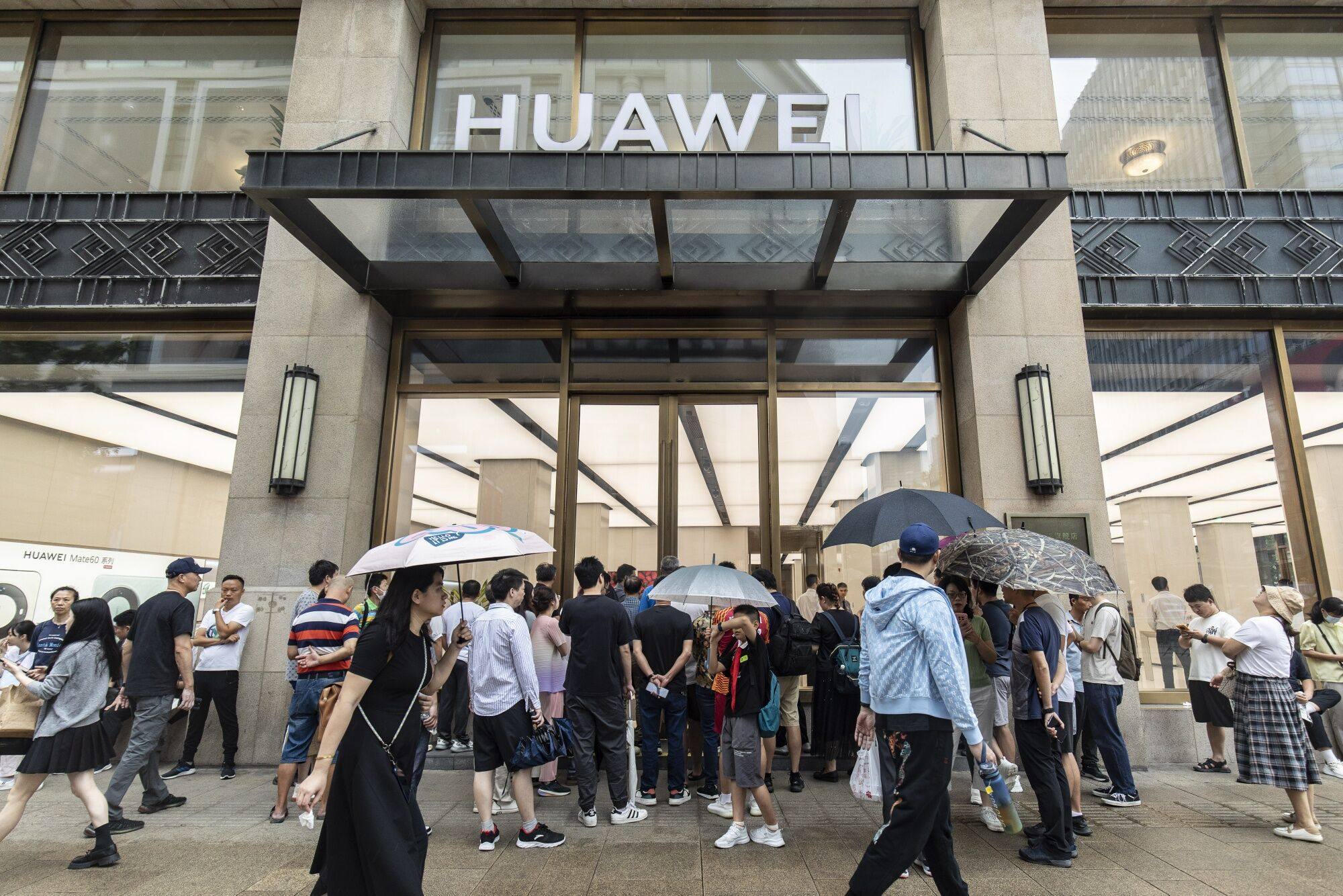 Shoppers line up in front of Huawei Technologies’ flagship store on Nanjing East Road in Shanghai before it opens on September 30, 2023. Photo: Bloomberg