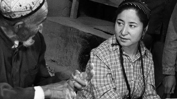 58698a6d-0b20-45be-8eec-ffdf45f56be9.jpg Uyghur professor Rahile Dawut talks with a man in northwestern China's Xinjiang Uyghur Autonomous Region in an undated photo. Photo courtesy of Akide Polat/Freemymom.org