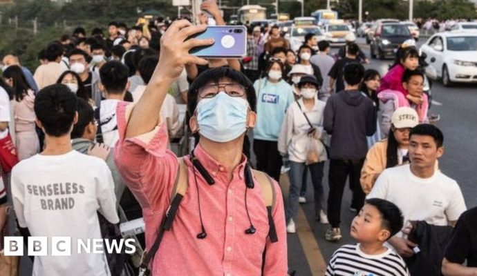 golden week chinas economic woes fail to dampen holiday fever