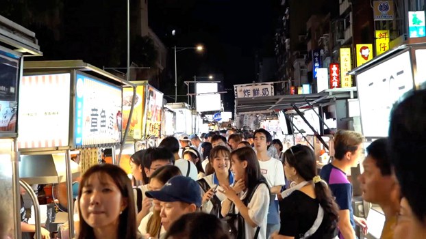 ENG_CHN_FEATUREAnatomyOfANightMarket_10182023.3.jpg About 60% of the Ningxia market's customers are local, while the rest are overseas tourists. Credit: RFA