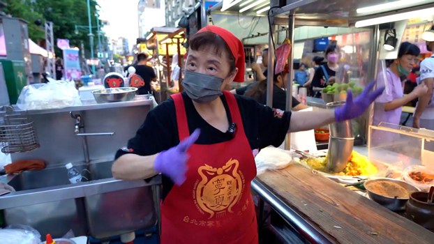 ENG_CHN_FEATUREAnatomyOfANightMarket_10182023.2.jpg Lin Chiu-yun runs a 70-year-old savory pancake business that was handed down by her father. Credit: RFA