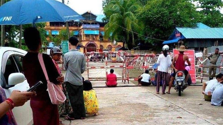 ENG_BUR_PrisonersFood_10202023.2.jpg Family members of prisoners being released wait in front of Pathein Prison, Aug. 1, 2023. Credit: Citizen journalist