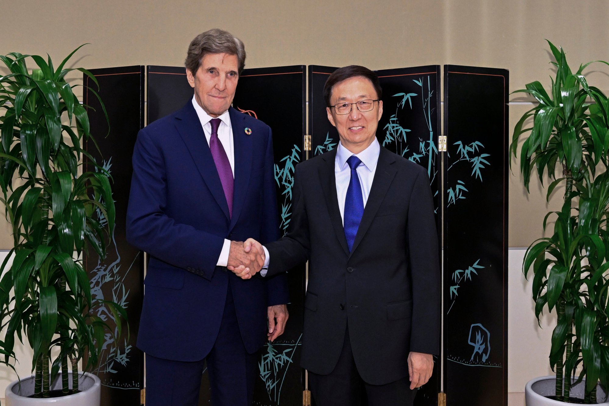 US climate envoy John Kerry shakes hands with Chinese Vice-President Han Zheng at the United Nations on September 19. Photo: Xinhua via AP
