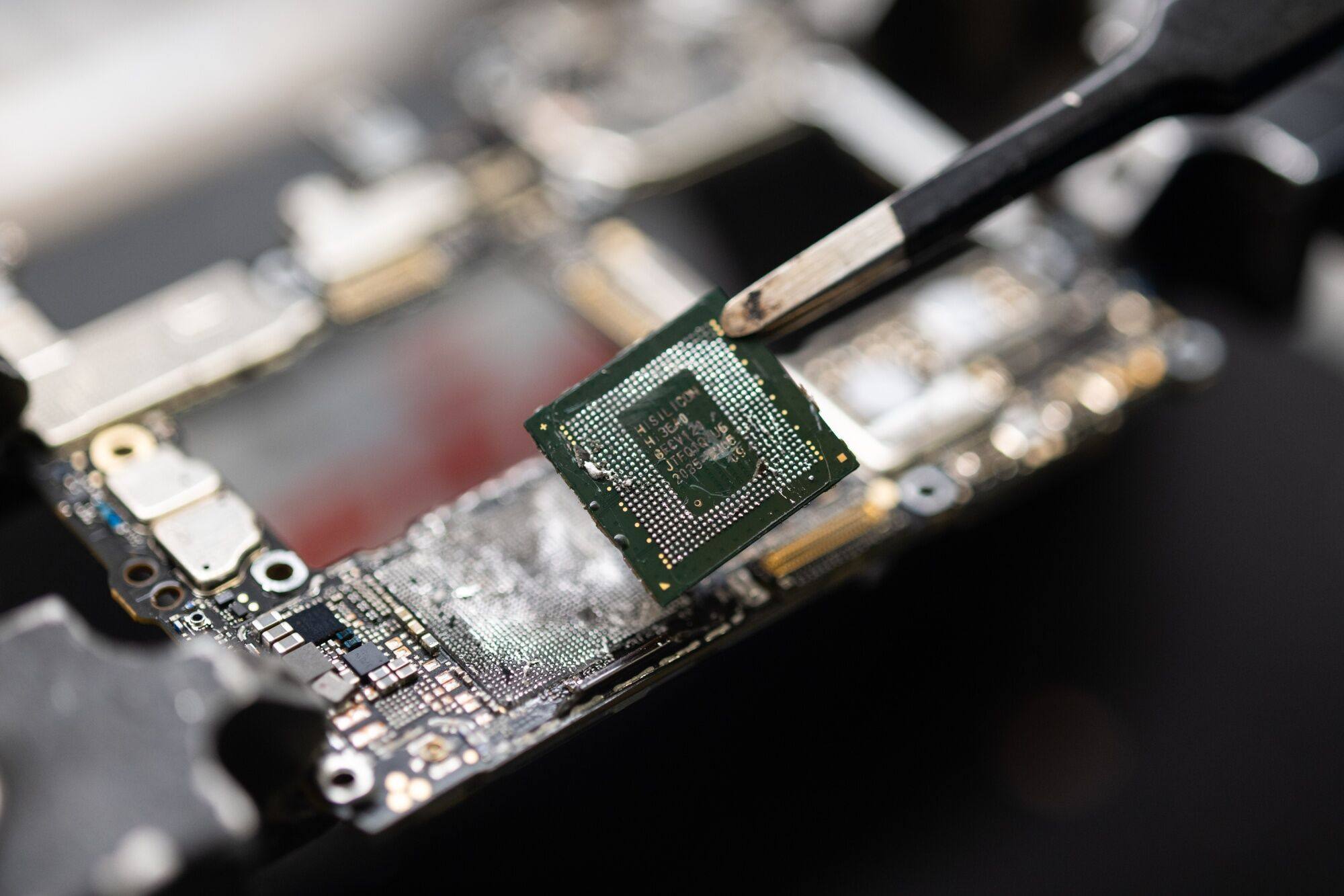 A Kirin 9000s chip fabricated in China by Semiconductor Manufacturing International Corp is taken from a Mate 60 Pro 5G smartphone made by Huawei Technologies on September 3, 2023. Photo: Bloomberg