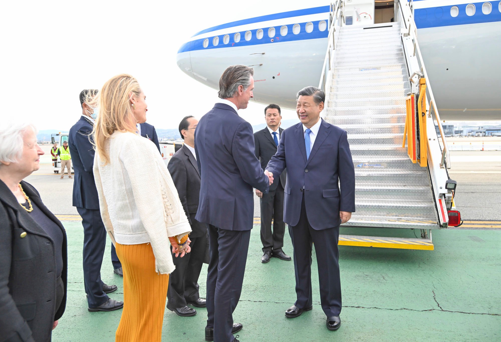 Chinese President Xi Jinping is greeted at San Francisco International Airport by California Governor Gavin Newsom, US Treasury Secretary Janet Yellen (far left) and other American representatives. Photo: Xinhua