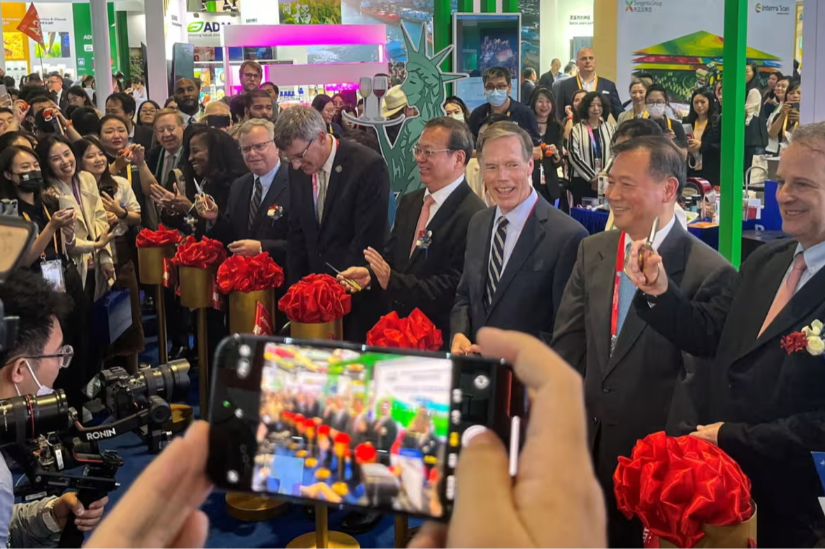 US ambassador Nicholas Burns visiting the China International Import Expo, surrounded by reporters 