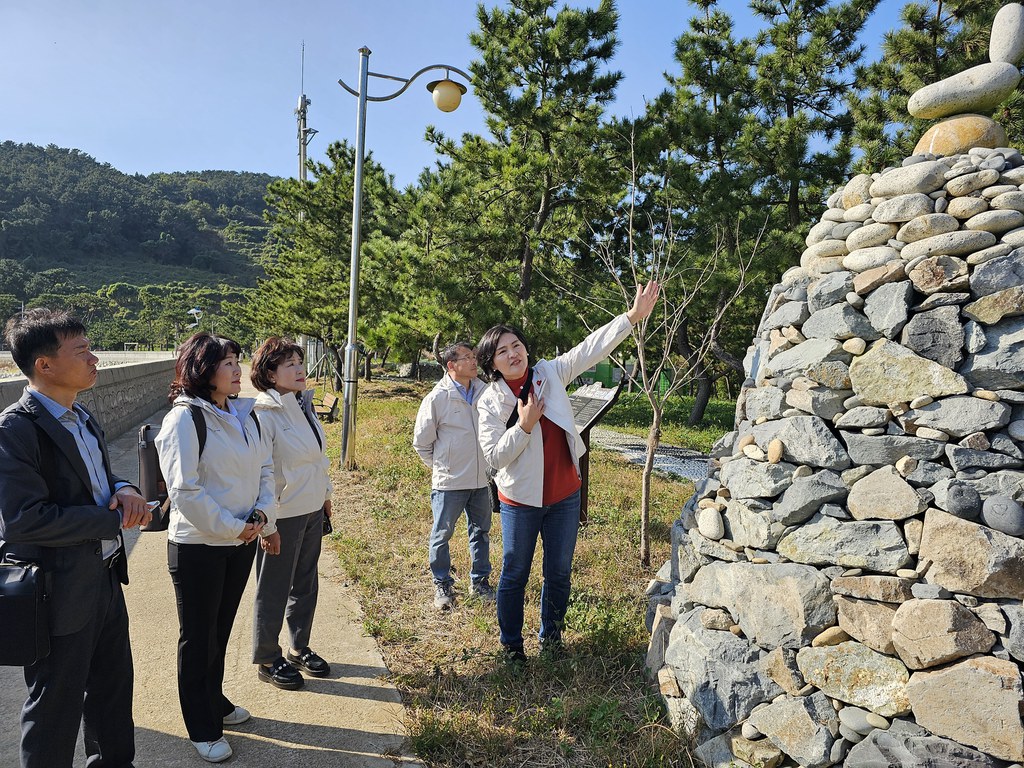 12yeosu.jpg The Iyapo Peace Tower, created with stones from Iyapo Beach, was built in 2020 to comfort the victims and families of civilian massacres during the Korean War. Credit: RFA