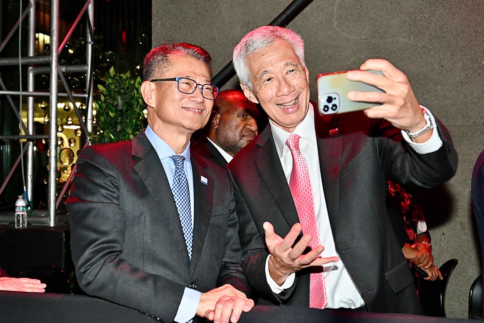 Financial Secretary Paul Chan takes a photo with Singaporean Prime Minister Lee Hsien Loong. Photo: Handout