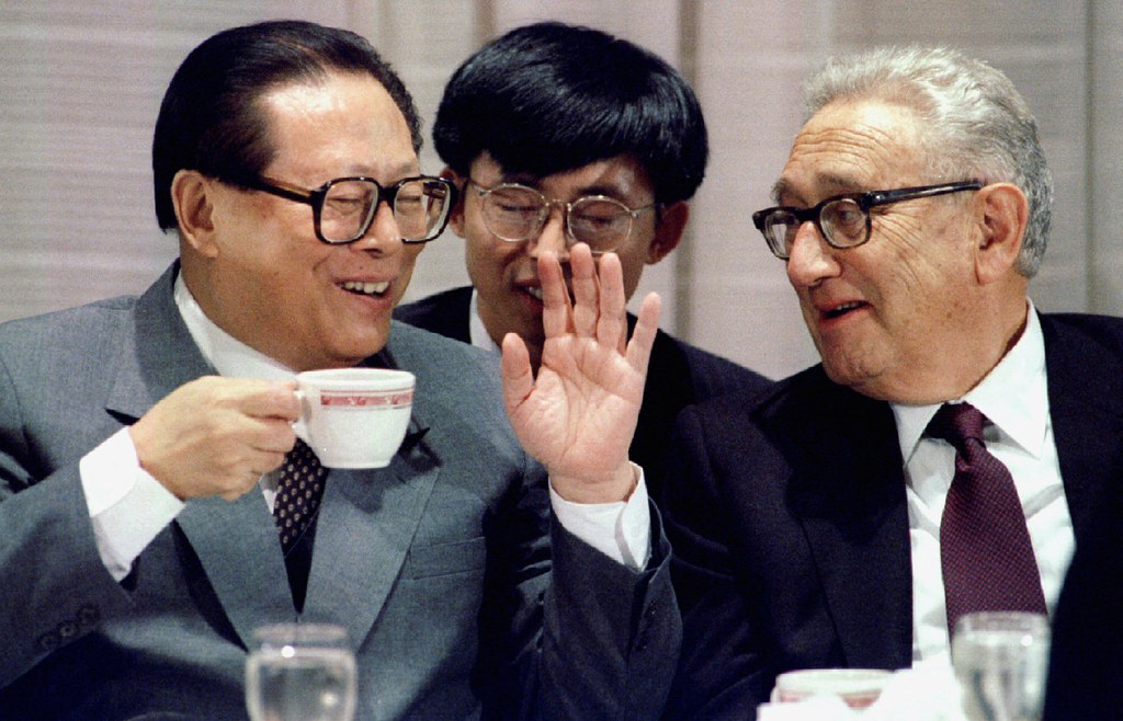 China’s President Jiang Zemin [left] talks to former Secretary of State Henry Kissinger at a luncheon address to U.S. business groups in New York, Oct. 23, 1995. (Jim Bourg/Reuters)