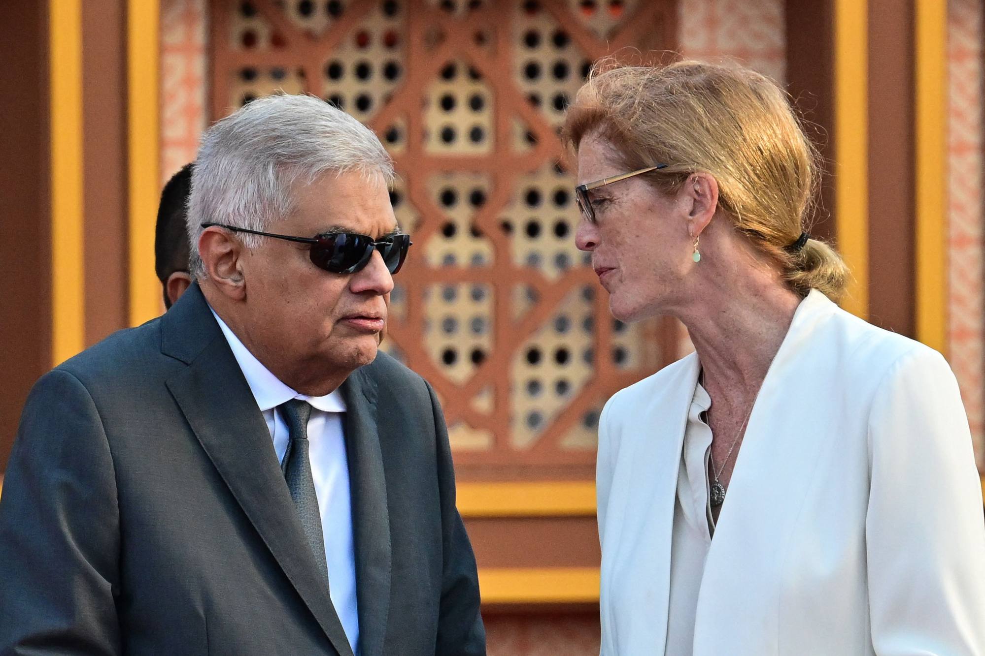 Samantha Power, the head of the US Agency for International Development, speaks with Sri Lankan President Ranil Wickremesinghe at Muizzu’s inauguration ceremony in Male, Maldives, on November 17. Photo: AFP