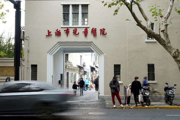 ENG_CHN_GuangdongPneumonia_11282023.3.jpg People stand outside a children's hospital in Shanghai, China, Nov. 24, 2023. Credit: Nicoco Chan/Reuters