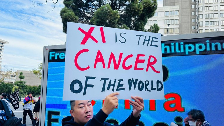 ENG_CHN_Anti-XiProtests_11162023.3.jfif Demonstrators protest outside the San Francisco airport as Chinese President Xi Jinping arrives, Nov. 14, 2023. Credit: Sun Cheng/RFA