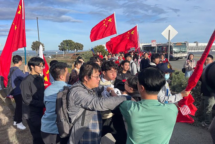 ENG_CHN_Anti-XiProtests_11162023.4.jpeg Protesters and people welcoming Chinese President Xi Jinping clash outside the San Francisco airport, Nov. 14, 2023. Credit: Sun Cheng/RFA