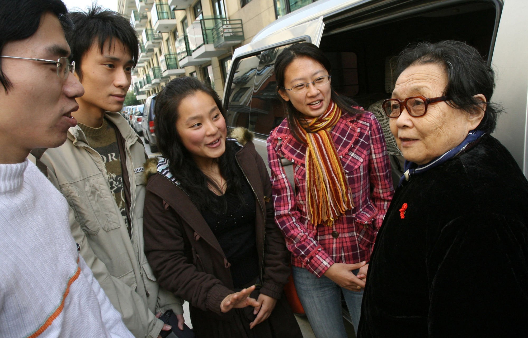 Aids campaigner Gao Yaojie (right), meets students during a series of university lectures in Shanghai in November 2006. Photo: AFP