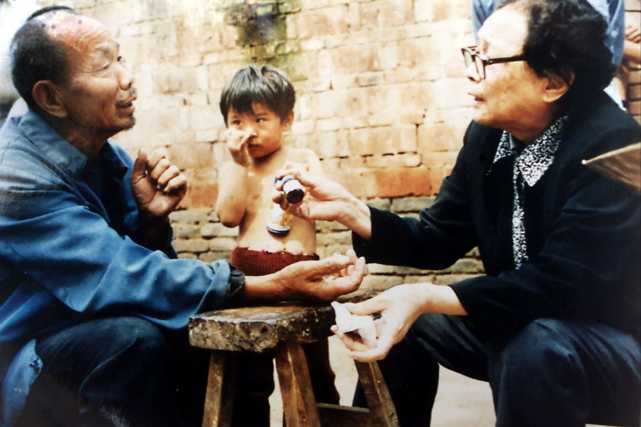 Gao, then in her seventies, treats a patient in Henan. She was regularly chased out of villages by authorities denying the existence of any problem related to the ‘blood economy’