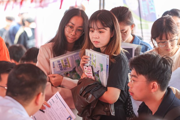 ENG_CHN_INTERVIEWSMigrantWorkers_12282023.3.jpg College graduates look for employment opportunities at a Nanchang University job fair in Nanchang, Jiangxi province, China, Oct. 14, 2023. (Liu Lixin/China News Service/VCG via Getty Images)